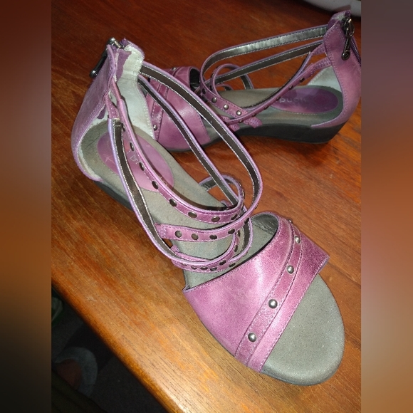 Blondo Purple Strappy Leather Sandals, Size 8W, Zippered Backs, Studded … - Picture 10 of 12